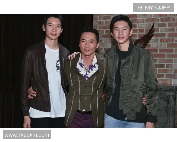 足球明星与儿子温馨合影展现父子情深瞬间的精彩瞬间